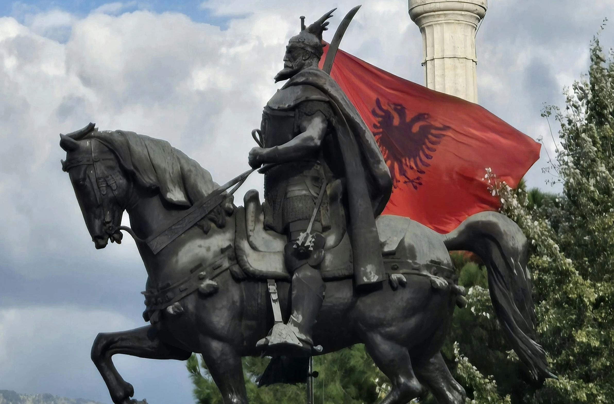 Arnavutluk bayrağı ve ülke hakkında genel bilgiler
