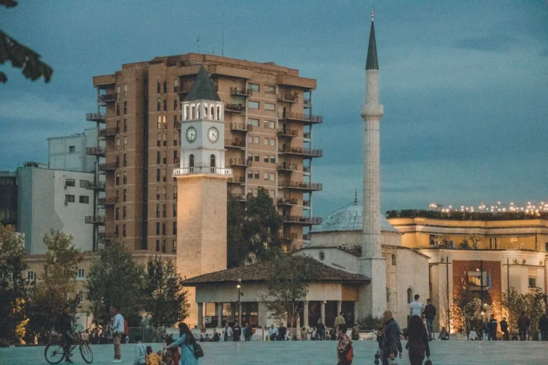 Tiran şehir merkezi ve tarihi saat kulesi