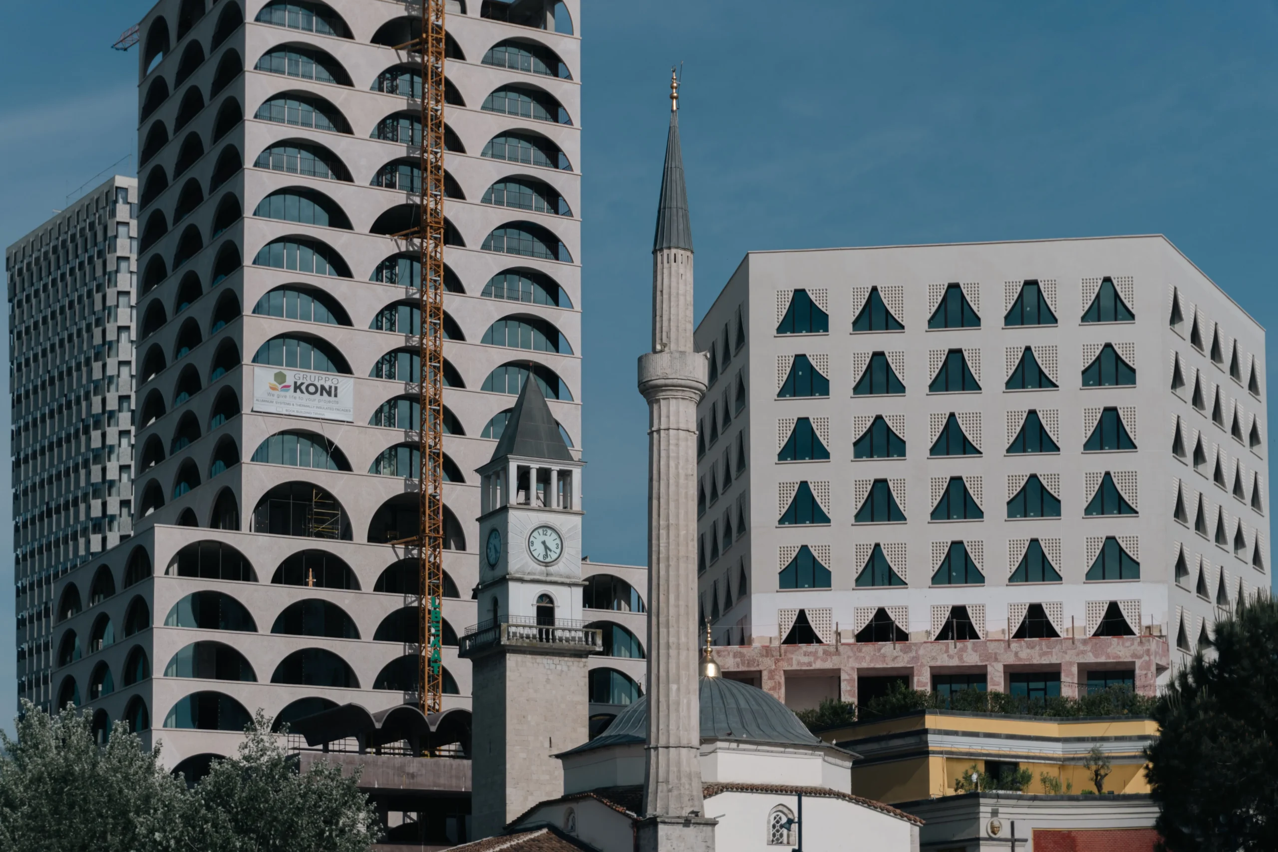 Arnavutluk’ta günlük yaşam ve şehir manzarası