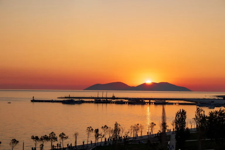 Vlore sahili ve gün batımı manzarası