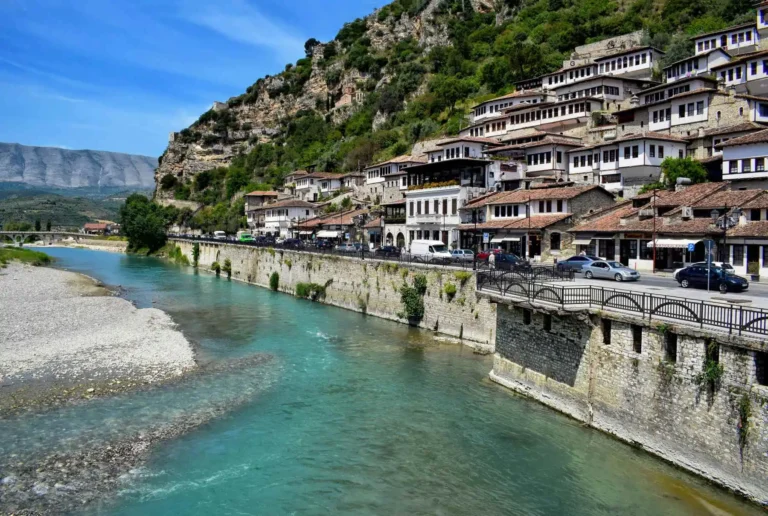 Berat’ta Osum Nehri kıyısındaki Osmanlı evleri ve tarihi şehir manzarası