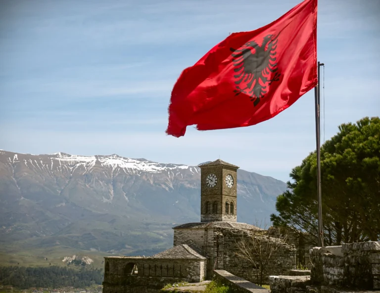 Gjirokaster Kalesi, saat kulesi ve Arnavutluk bayrağı