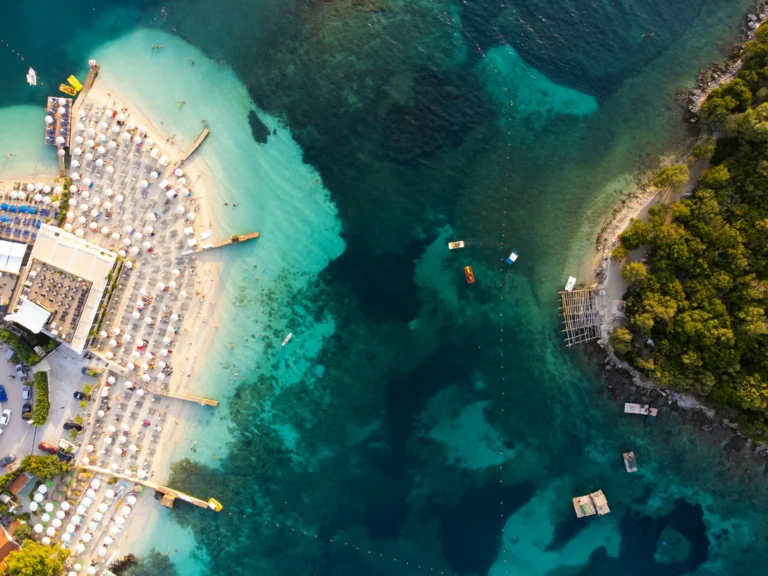 Ksamil plajları ve turkuaz deniz