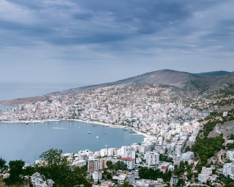 Saranda şehir merkezi ve İyon Denizi manzarası